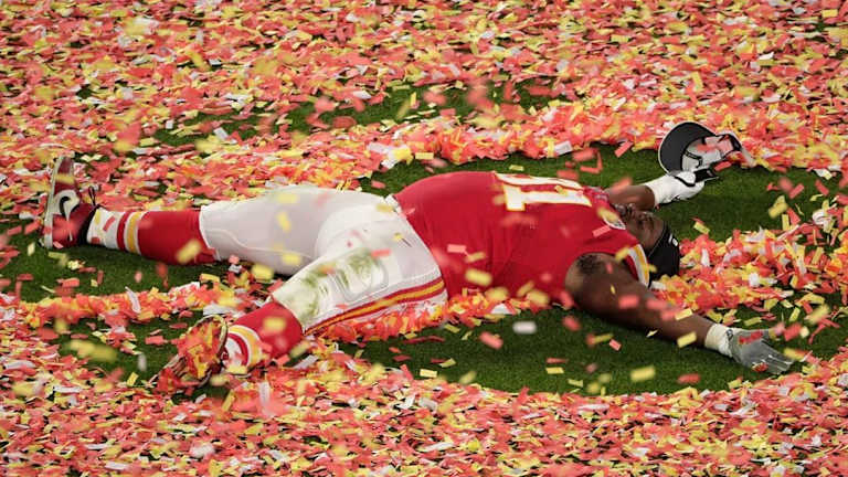 Gana el Super Bowl y celebra pagando la adopción de más de 100 perros